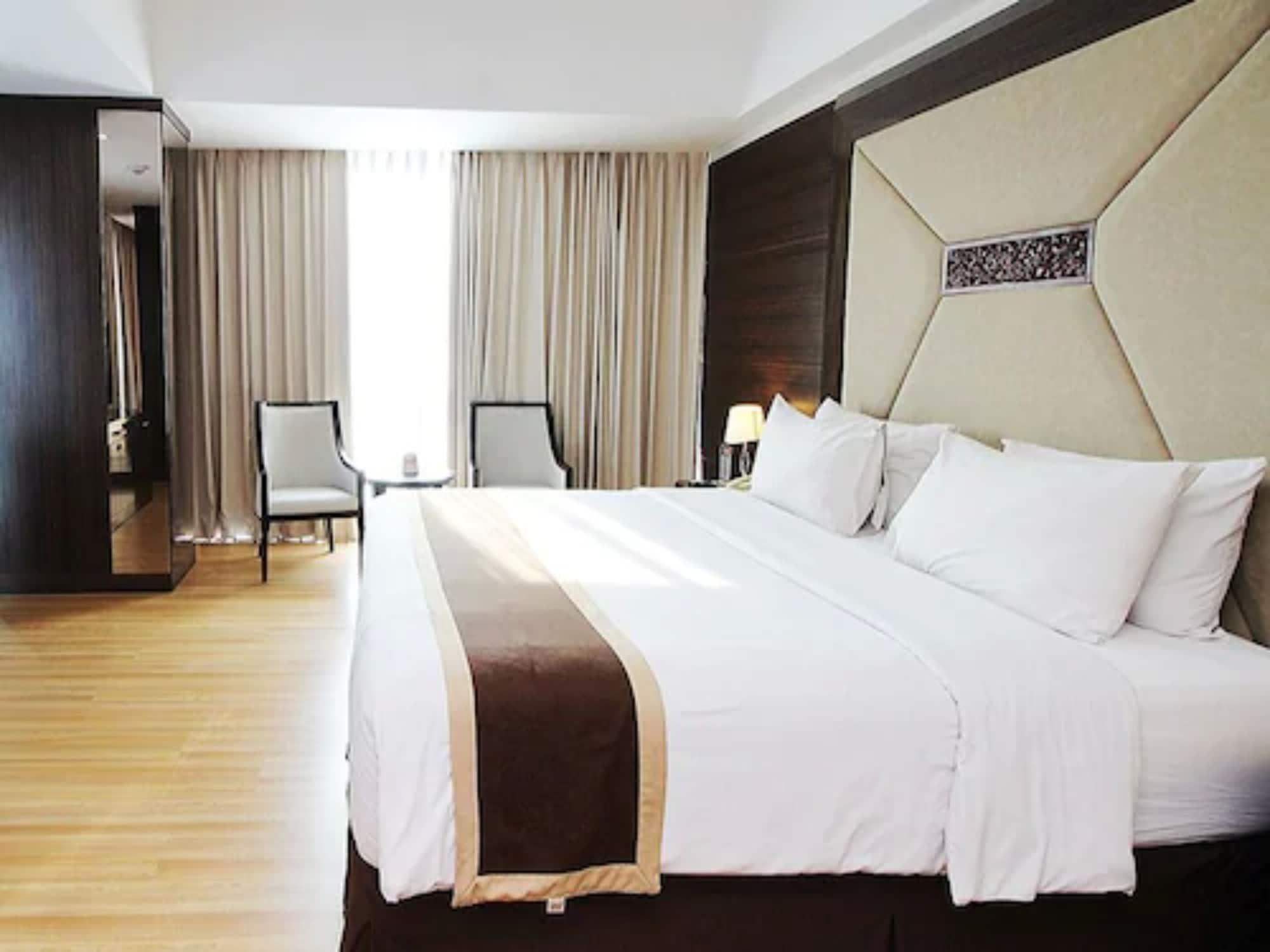 Java Palace Hotel Cikarang Exterior photo
